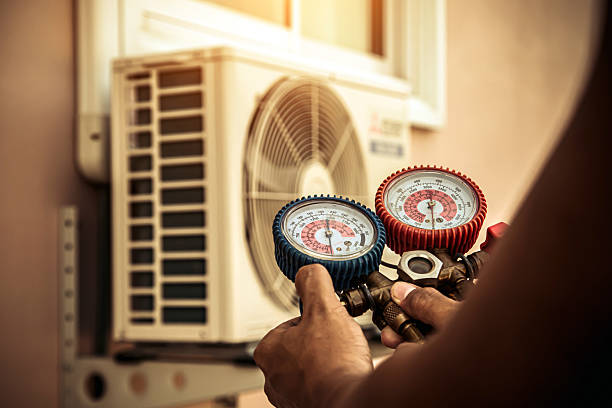 Professional Ac Installation technician working in Wood Dale, IL